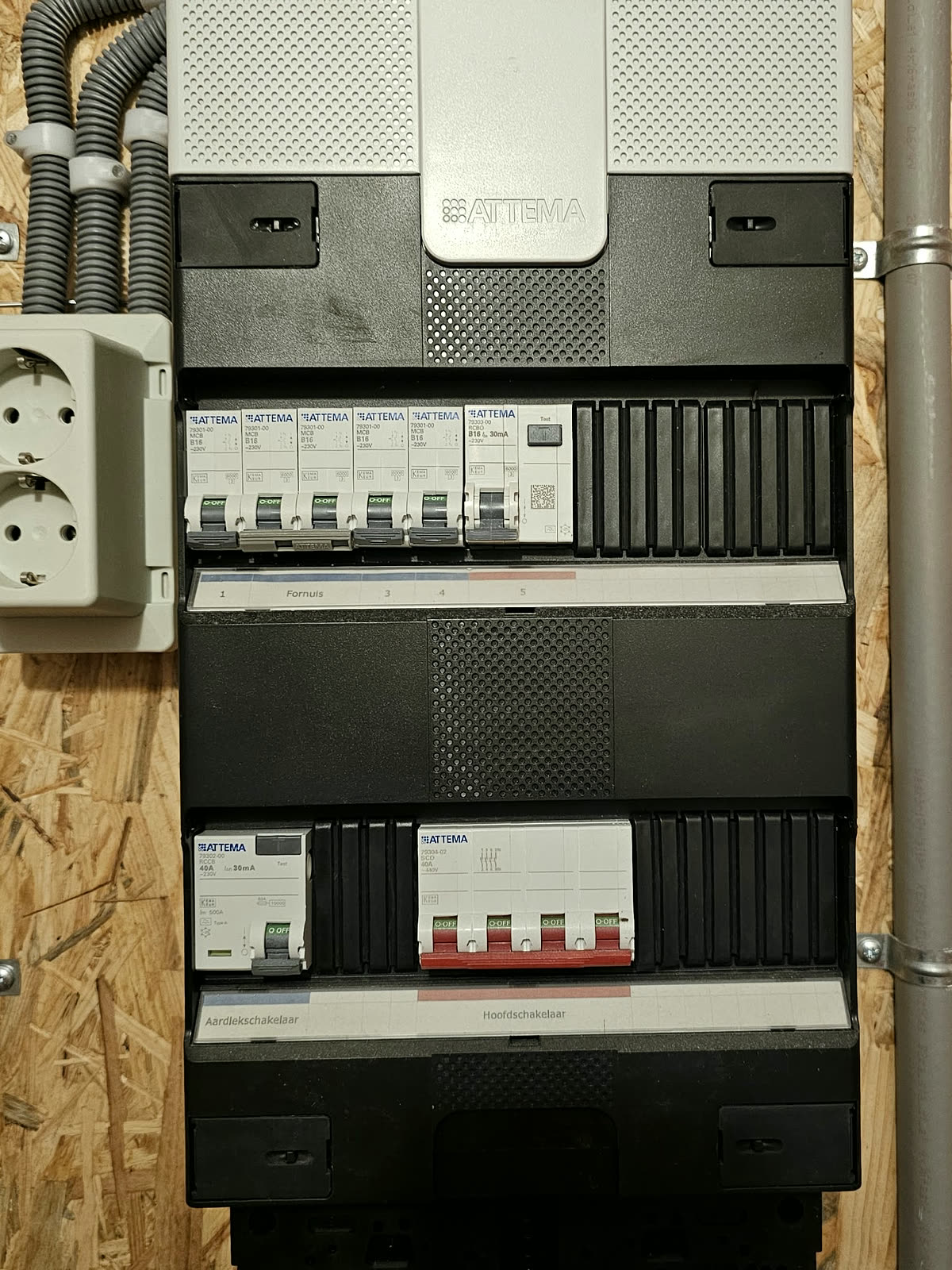Groepenkast op een OSB-plaat, geplaatst door EL-BG