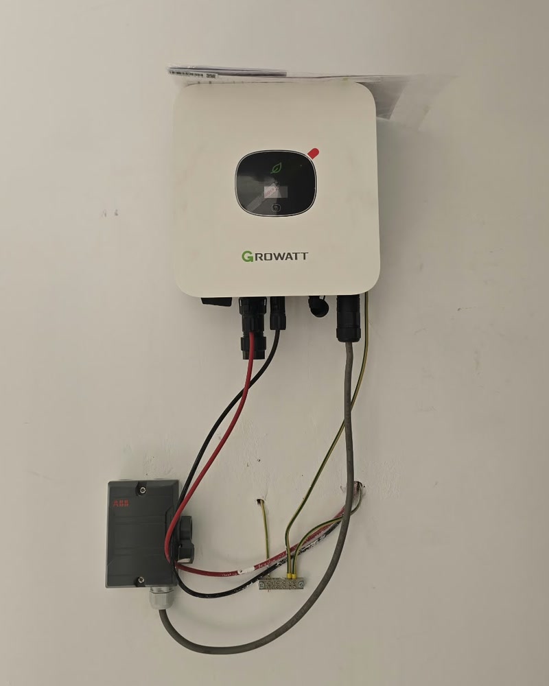 Omvormer voor zonnepanelen aan de wand, met werkschakelaar en nette bekabeling