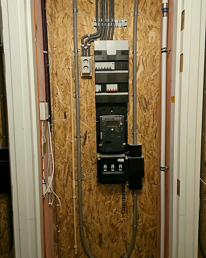 Meterkast met groepenkast en meter op een OSB-plaat