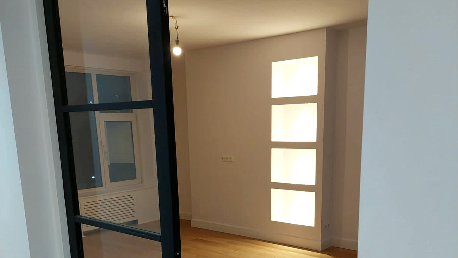 Afgewerkte woonkamer met verlichte nissen, aangelegd door EL-BG